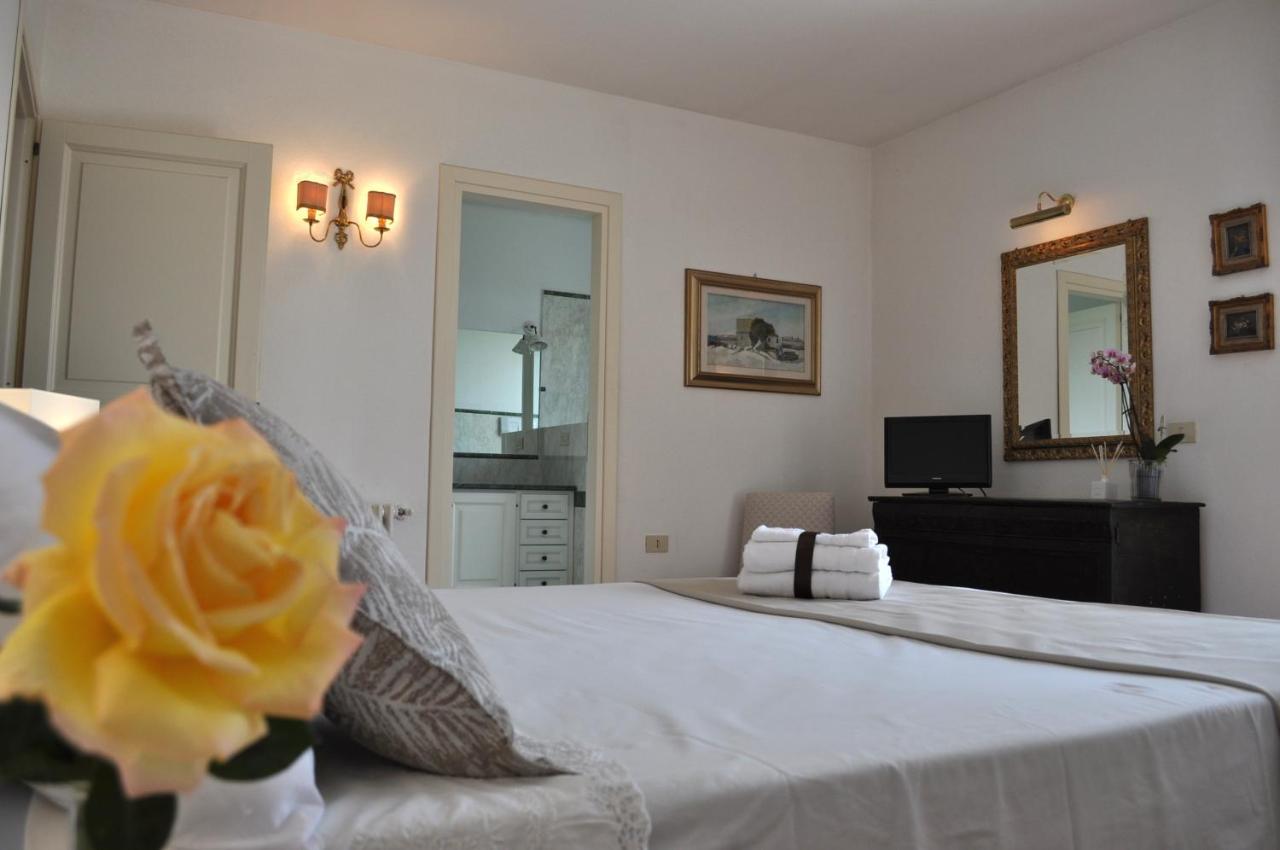 Zimmer mit Kingsize-Bett und Balkon